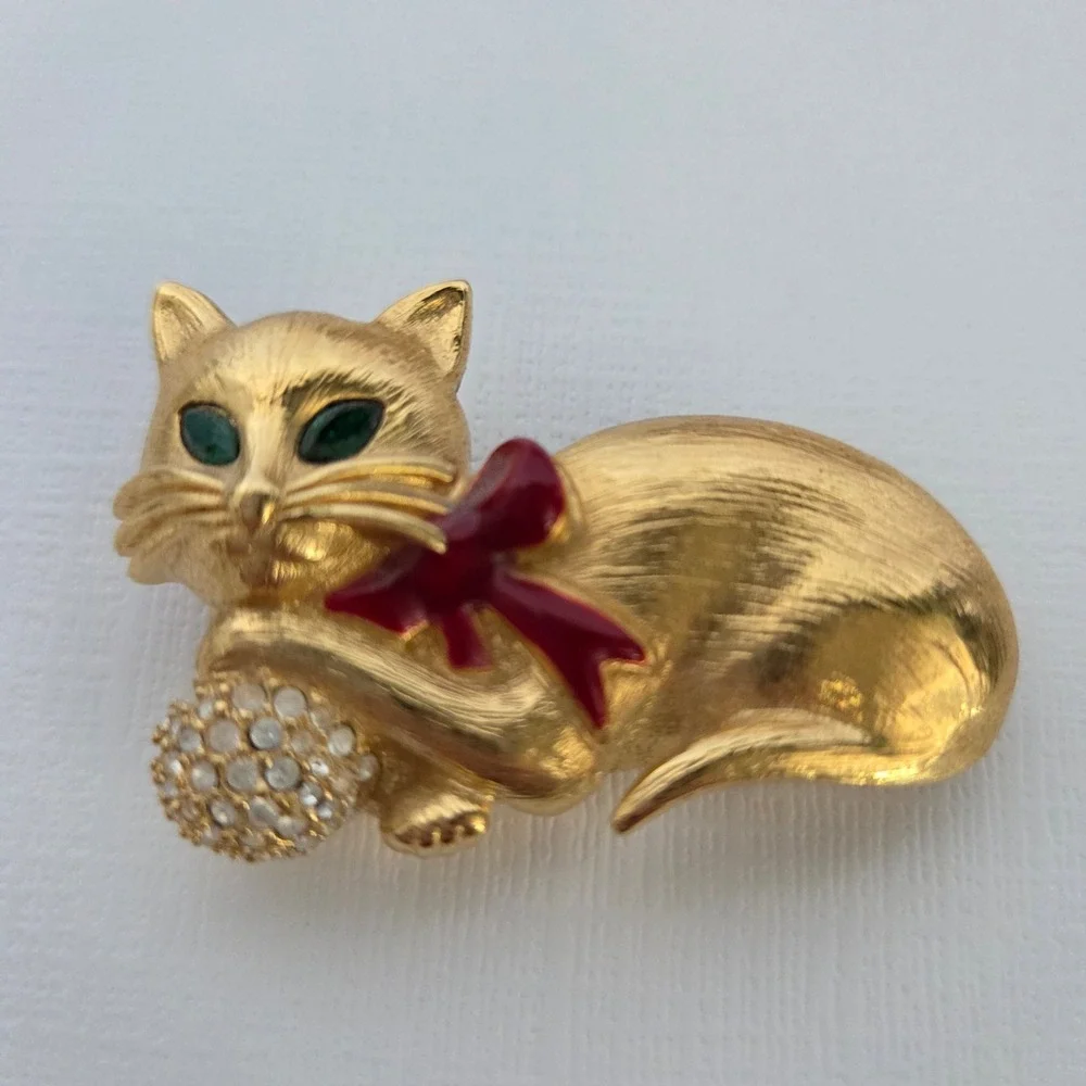 Napier Brooch Gold Cat Green Eyes Red Bow Rhinestone Ball Vintage Pin Signed